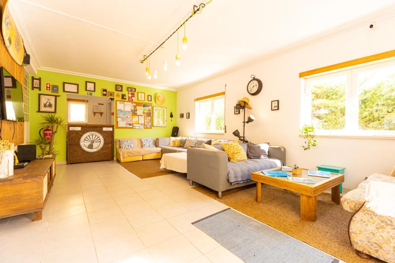 Pineapple Surf House Hostel Atouguia Da Baleia Exterior photo