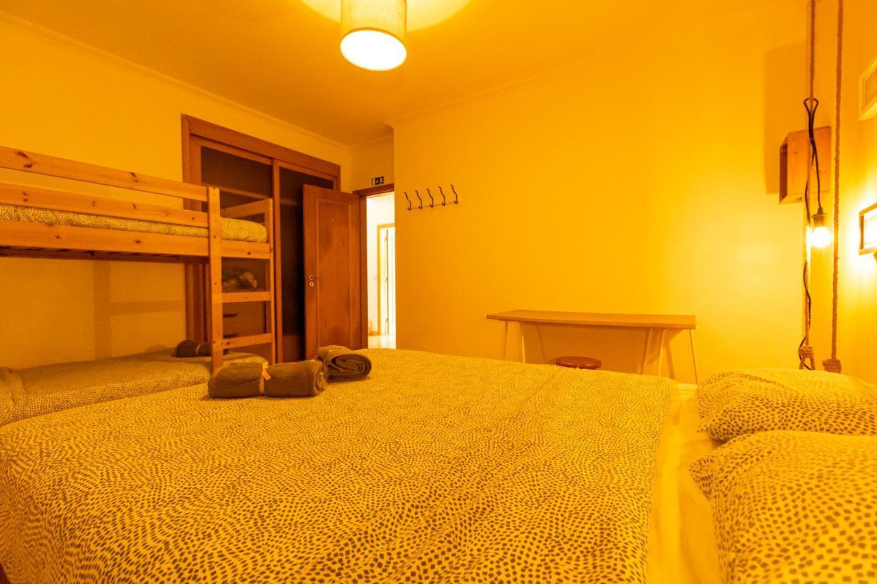 Pineapple Surf House Hostel Atouguia Da Baleia Exterior photo