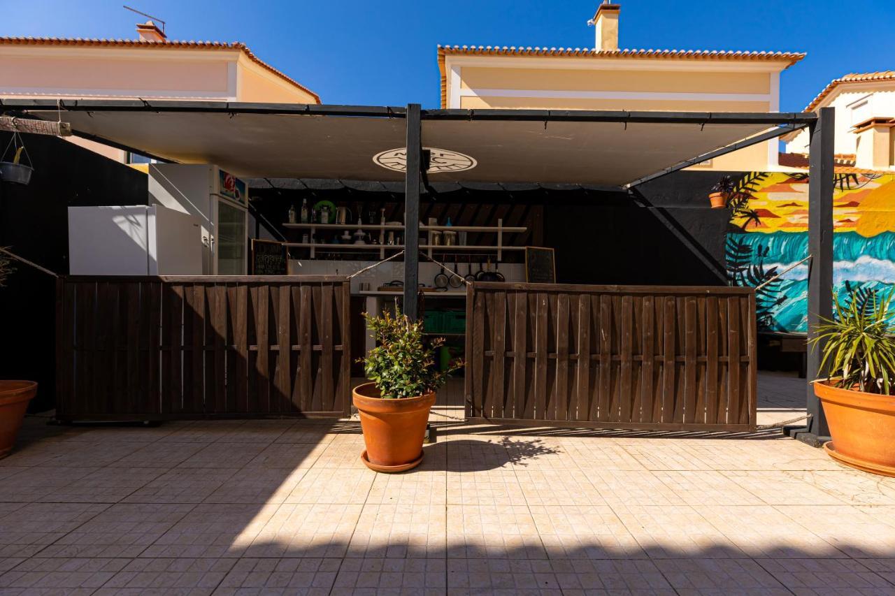 Pineapple Surf House Hostel Atouguia Da Baleia Exterior photo