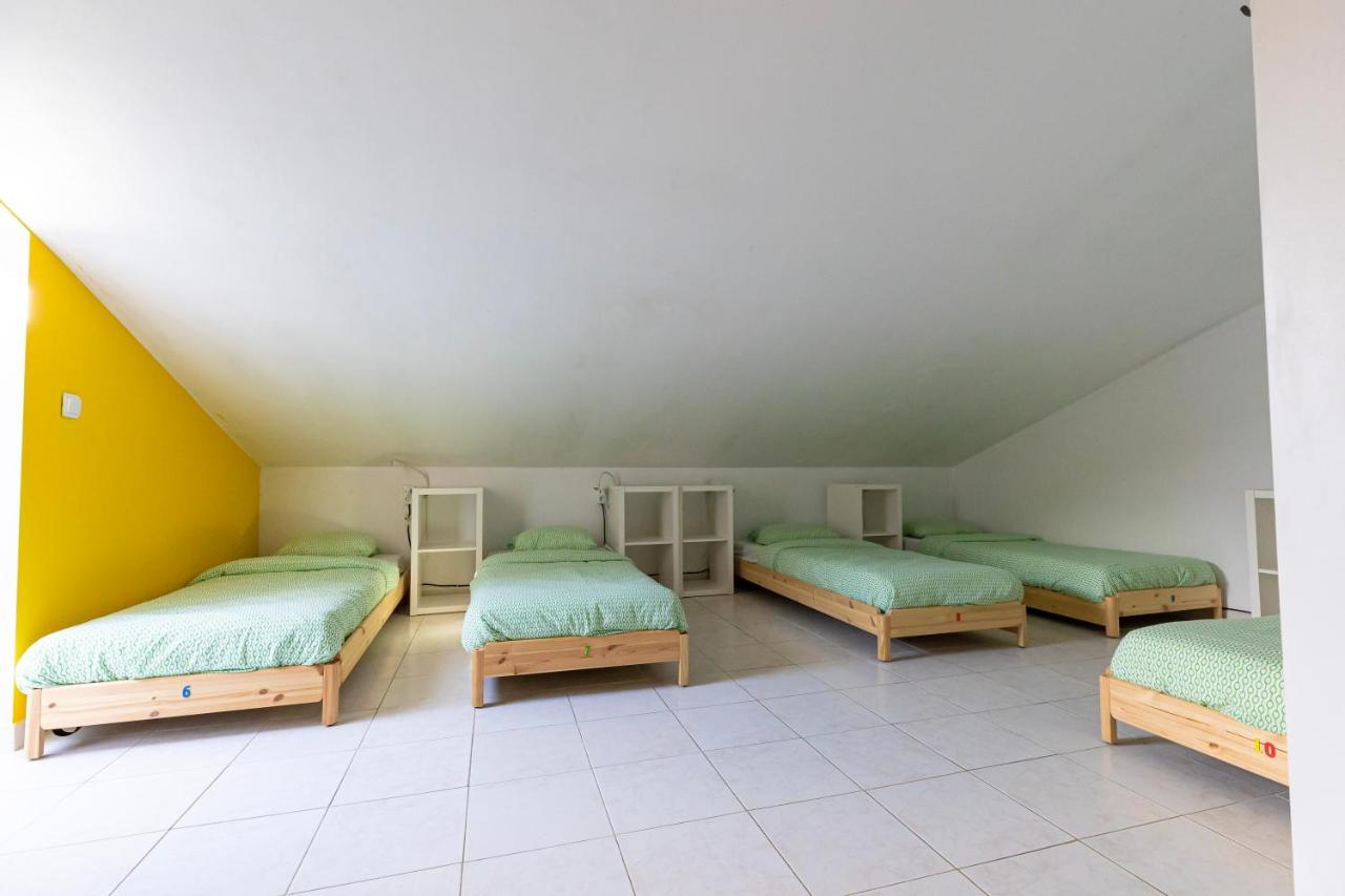 Pineapple Surf House Hostel Atouguia Da Baleia Exterior photo