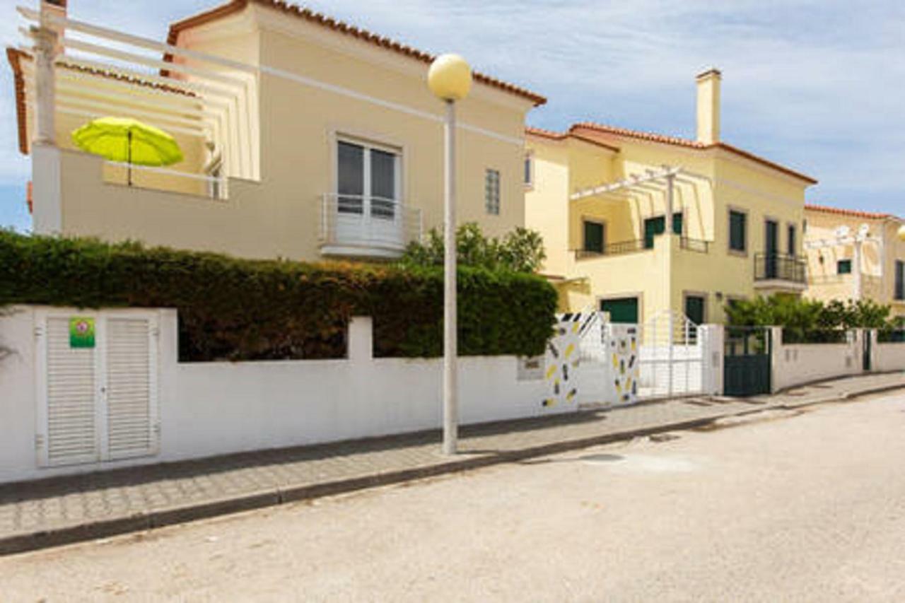 Pineapple Surf House Hostel Atouguia Da Baleia Exterior photo
